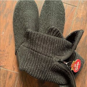 Black knitted boots